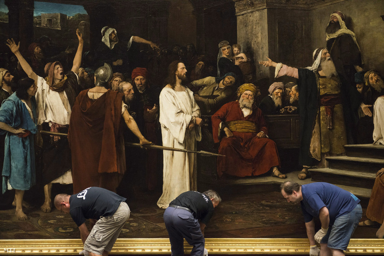 A múzeum munkatársai leemelik a falról Munkácsy Mihály Krisztus Pilátus előtt című festményét a debreceni Déri Múzeumban 2014. július 14-én. A Munkácsy-trilógia része visszakerül a kanadai Hamilton Galériába.