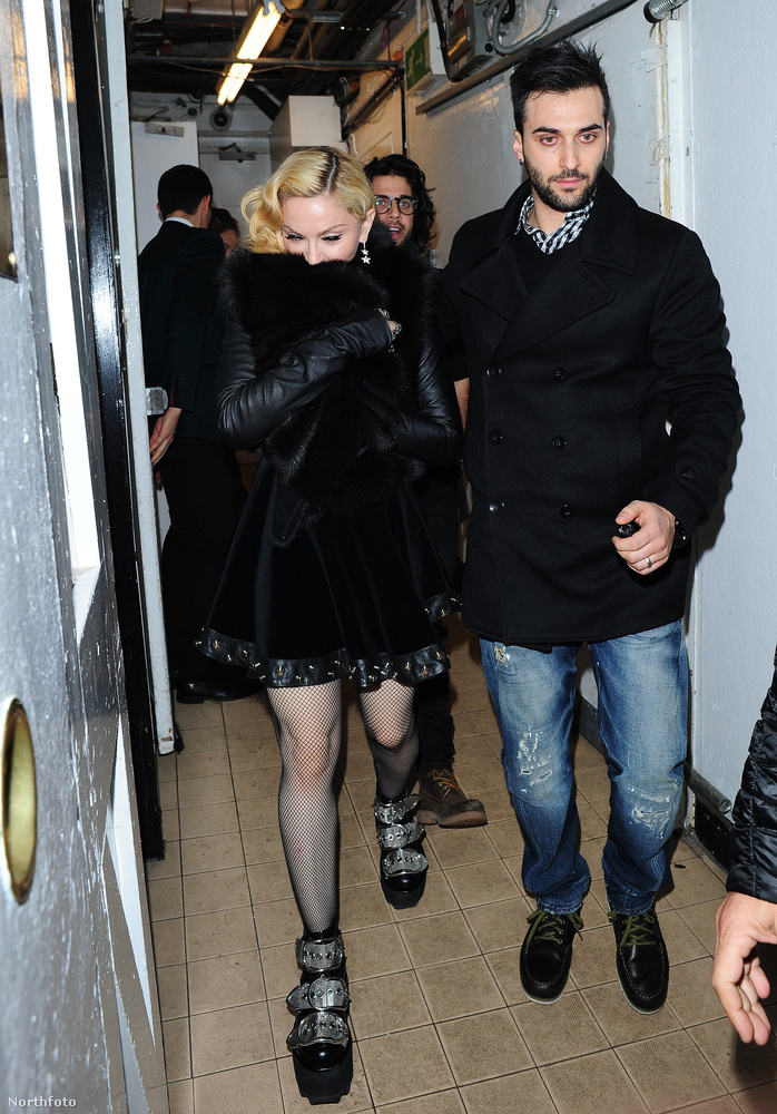 Madonna cipőjére hívnánk fel a figyelmet.