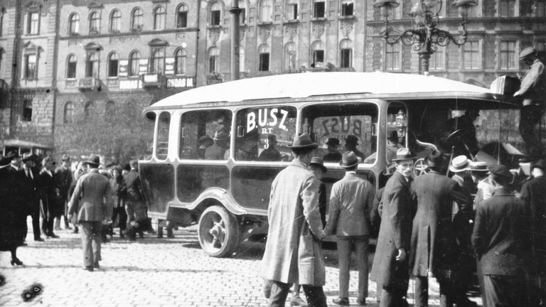 Gyönyörű szecessziós autóbusz a Berlin (a mai Nyuati) téren