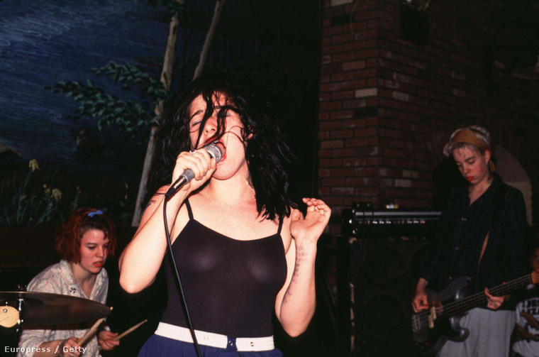 Kathi Wilcox a Bikini Kill egyik énekese (1994.)
