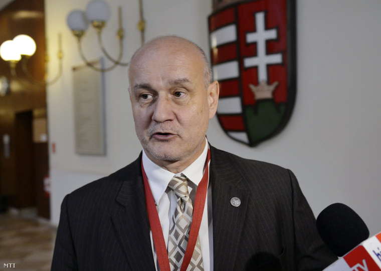 Göbölös László, az Alkotmányvédelmi Hivatal főigazgatója nyilatkozik a sajtónak az Országgyűlés nemzetbiztonsági bizottságának zárt ülése után a Képviselői Irodaházban 2014. május 28-án.