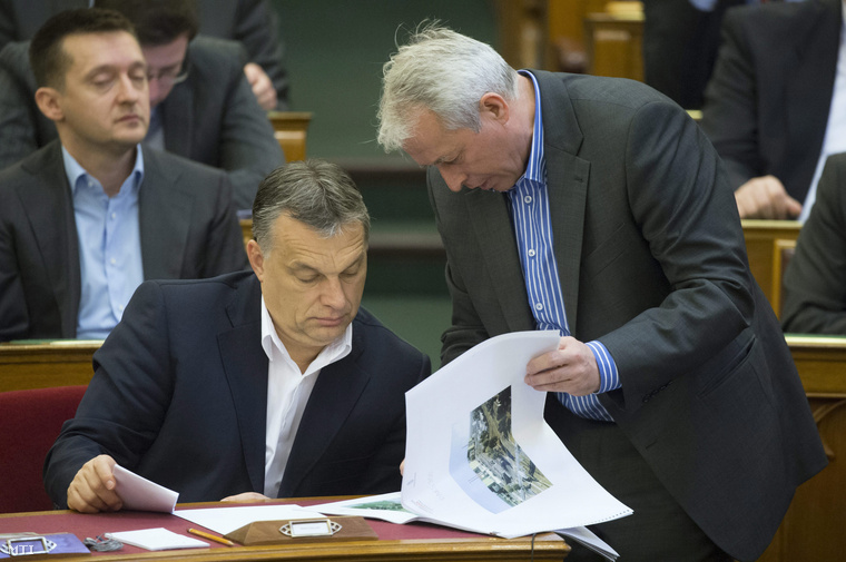Orbán Viktor egy paksi dokumentumot nézeget a Parlamentben, a titkosításról szóló szavazás napján.