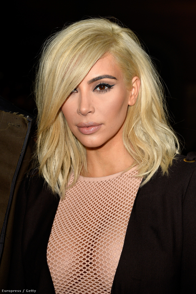Kardashian a párizsi divathetet tisztelte meg sárga fejével