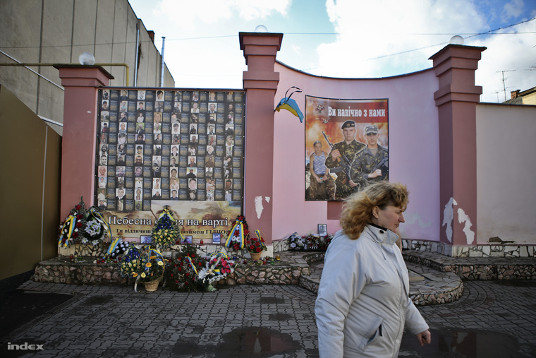Beregszász főterén a Majdan áldozataira emlékeznek