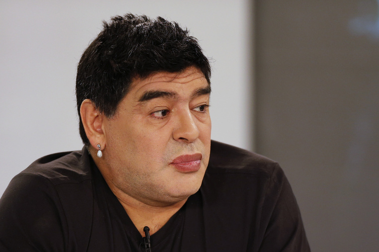 Elég nehéz kérdés, de olvasóink többsége szerint Diego Maradona tényleg&nbsp;rúzsos szájjal ült kamera elé