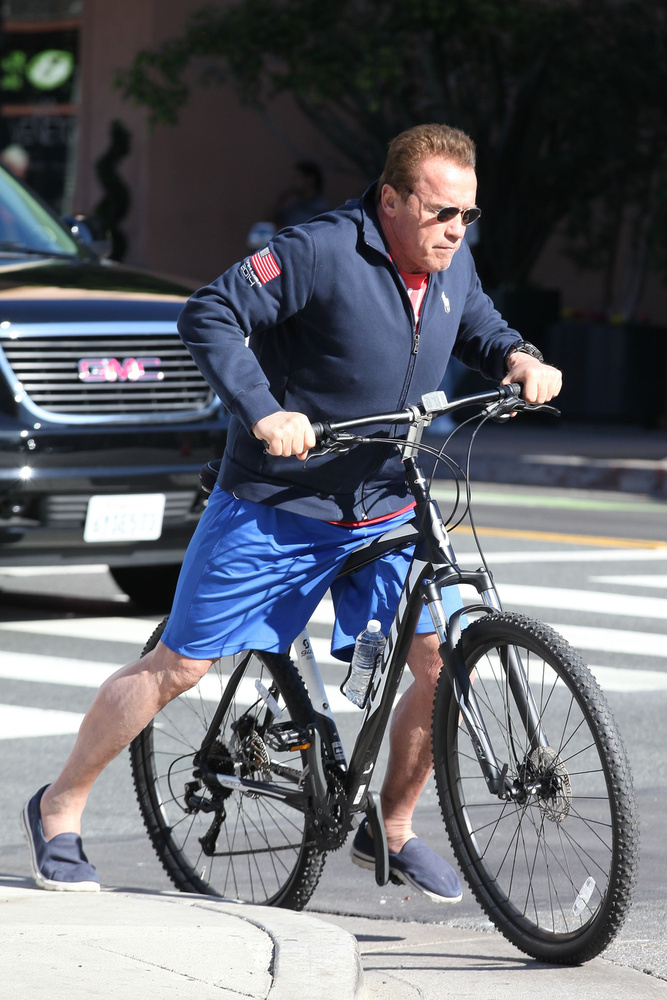 Hogy Maradona nehogy egyedül maradjon, íme Arnold Schwarzenegger a biciklin