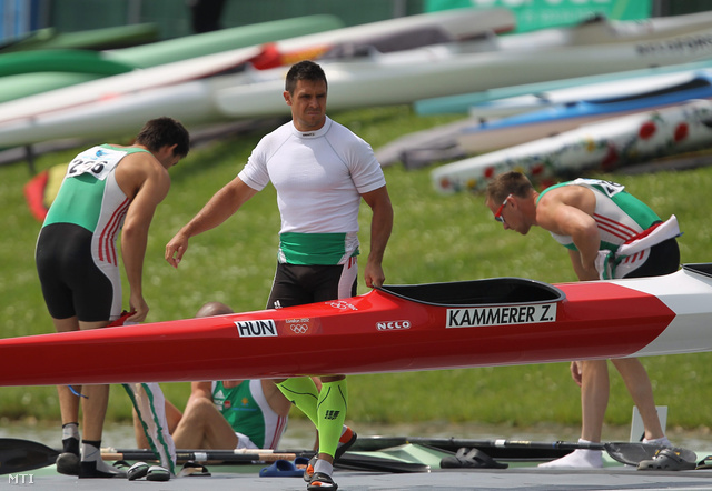Kammerer Zoltán és társai veszik ki a hajót a vízből a férfi K-4 1000 méteres versenye végén a Nemzetközi Kajak-kenu Szövetség világkupa-sorozatának harmadik versenyén Szegeden 2014. május 24-én.