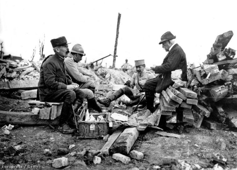 Katonák falatoznak egy csata után, valamikor 1916-ban.