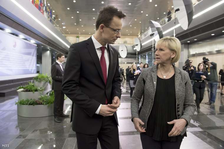 A Külgazdasági és Külügyminisztérium által közreadott képen Szijjártó Péter Margot Wallström svéd külügyminiszterrel beszélget az Európai Unió külügyminiszterei informális találkozójának szünetében Rigában 2015. március 6-án.