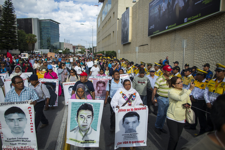 A tavaly meggyilkolt 43 egyetemista emlékére szerveztek tüntetést Guerreróban március 10-én.