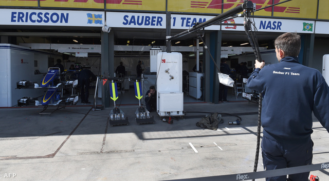 Két Sauber áll a boxban az ausztrál futam előtt.