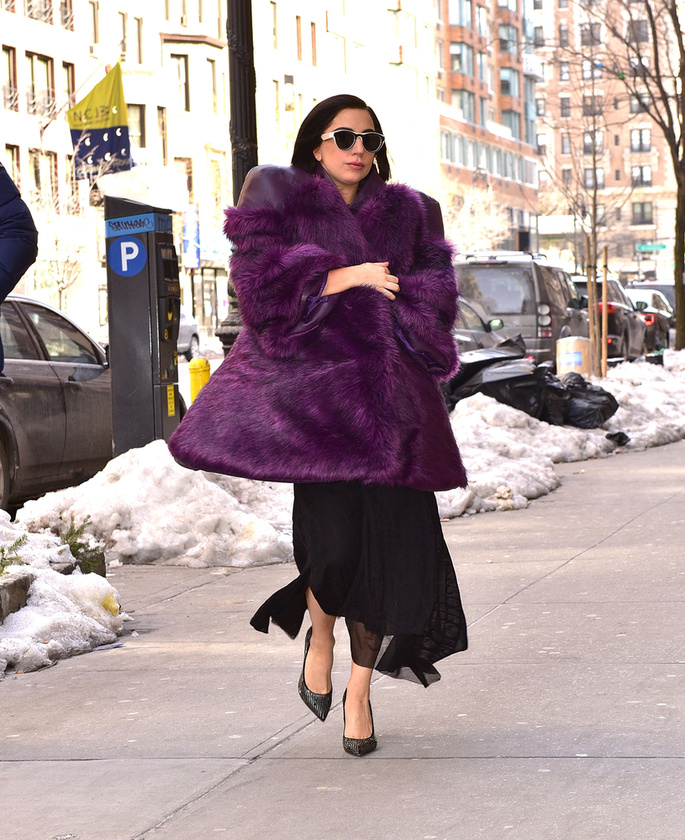 Lady Gaga lila szőrmében és körömcipőben sétált a New York-i utcán február közepén, érdemes megnézni a hókupacokat a háttérben