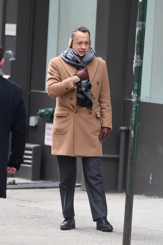 Tom Hanks sállal és fülvédővel sétált New Yorkban február 16-án, és láthatóan nagyon didergett a szövetkabátjában