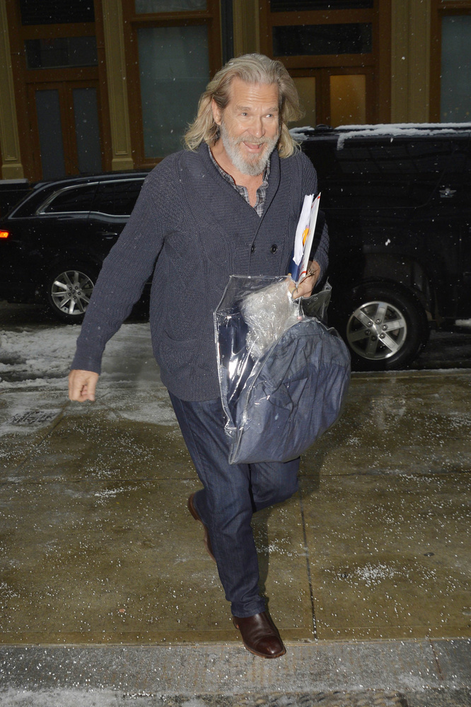 Jeff Bridges mintha nem is fázott volna, kabátot nem vett fel, lehet, hogy épp a fűtött autójából szállt ki.