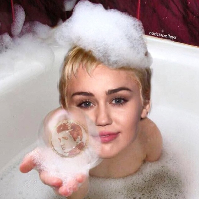 Miley cyrus baromi sokat vetkőzik, ez tény