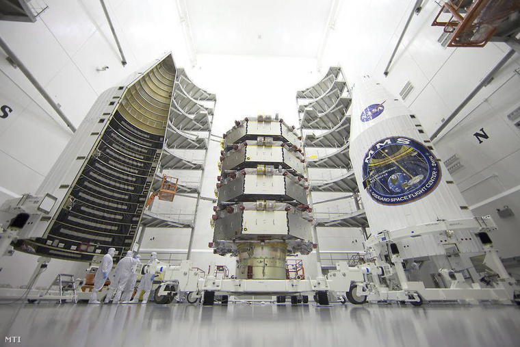 A négy műhold előkészítése az Astrotech Space Operations amerikai cég tisztaterű laboratóriumában