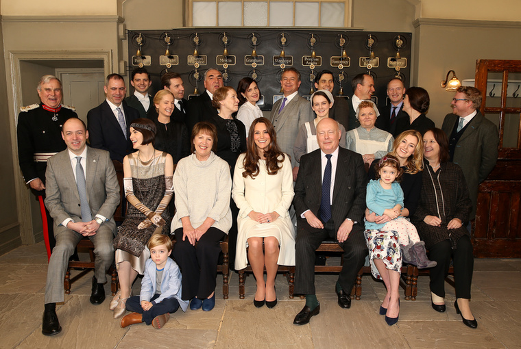 Katalin hercegnét szépen leültették a Downton Abbey stábjához egy közös fotóra