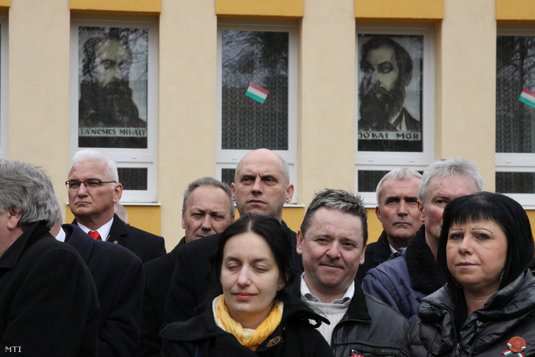 Középen hátul Tóbiás József az MSZP elnök-frakcióvezetője az MSZP ajkai megemlékezésén.