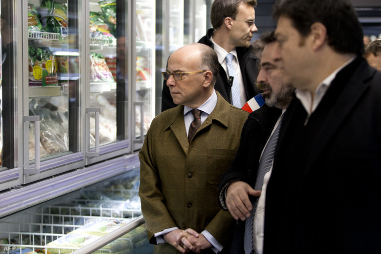 Bernard Cazeneuve (k) francia belügyminiszter is részt vett a vasárnapi eseményen.
