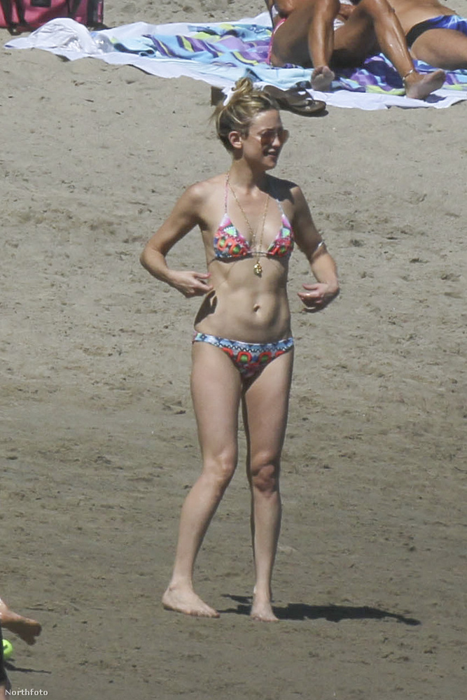 Malibuban fotózták le a bikinis színésznőt
