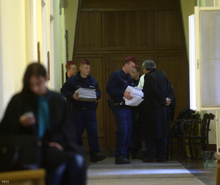 Rendőrök viszik a Buda-Cash-ügy iratait a Fővárosi Törvényszék Fő utcai épületében 2015. március 11-én, ahol az ügy kapcsán március 9-én őrizetbe vettek előzetes letartóztatásáról döntött a bíróság.