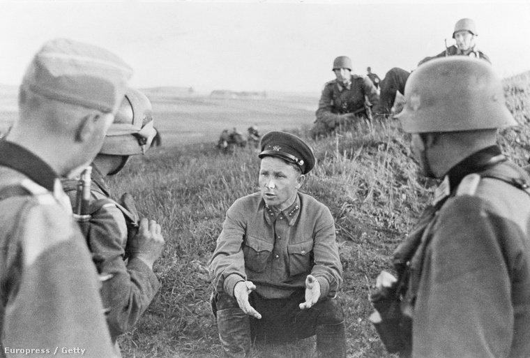 Litvánia területén elfogott orosz tisztet hallgatnak ki német katonák a második világháborúban.