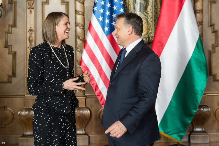 Orbán Viktor miniszterelnök kormányfő fogadja Colleen Bellt.
