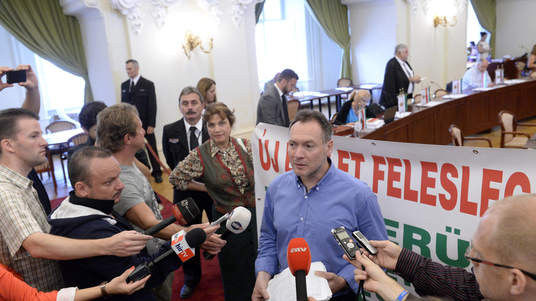 A Fidesznek csak a nem fideszes képviselő méltatlan