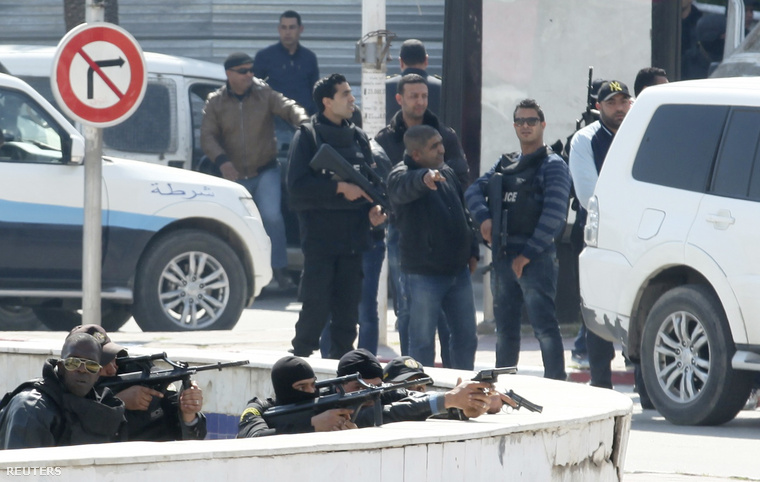 Rendőrök a merénylet helyszínén Tuniszban, szerdán