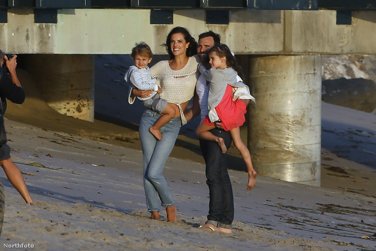 Alessandra Ambrosio pasijával, Jamie Mazurral és két gyermekével érkezett egy tengerparti fotózásra.