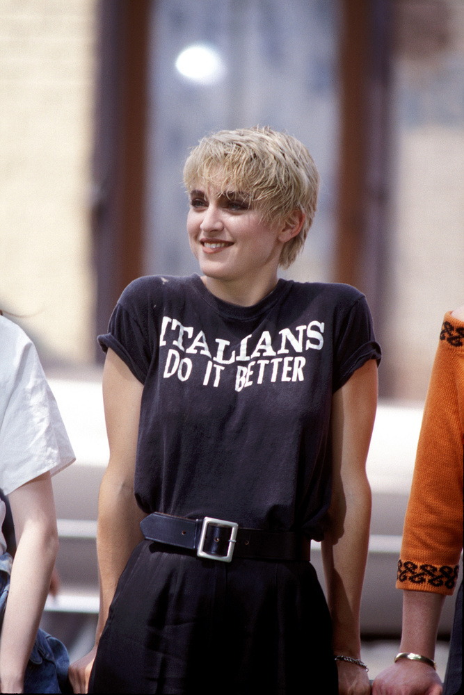 Madonna még 86-ban, Azóta már újra hosszú a haja, és a zoknibábokat is megszerette