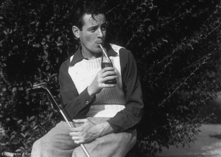 1935 - egy golfozó férfi Coca-colát iszik
