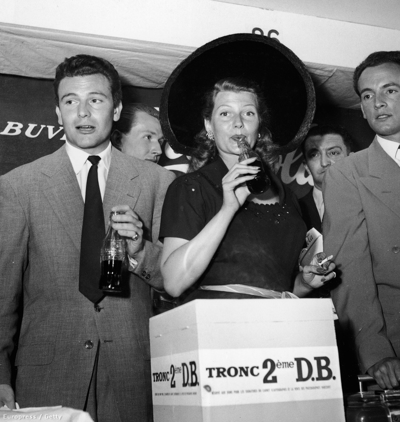 1950 - Rita Hayworth kólát iszik