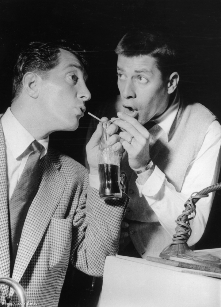 1955 - Dean Martin és Jerry Lewis közös üvegből kólázik