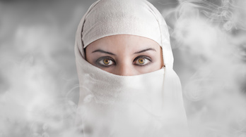 Füstöléssel puhítják a bőrüket a szudáni nők