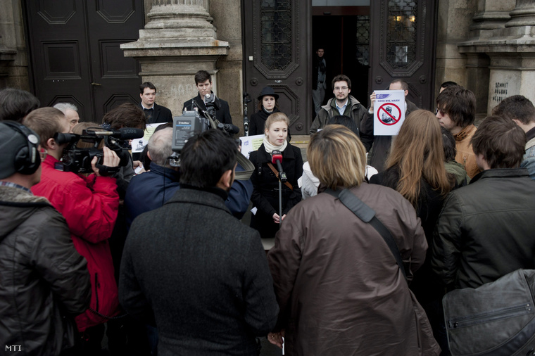 Csontos Sandra az Ifjúsági Kereszténydemokrata Szövetség alelnöke beszél a Budapesti Corvinus Egyetem előtt a Good bye Marx! címmel tartott sajtótájékoztatón és demonstráción amelyen az épületben álló az egyetem korábbi névadóját ábrázoló Marx-szobor eltávolítását követelték 2014. január 20-án.