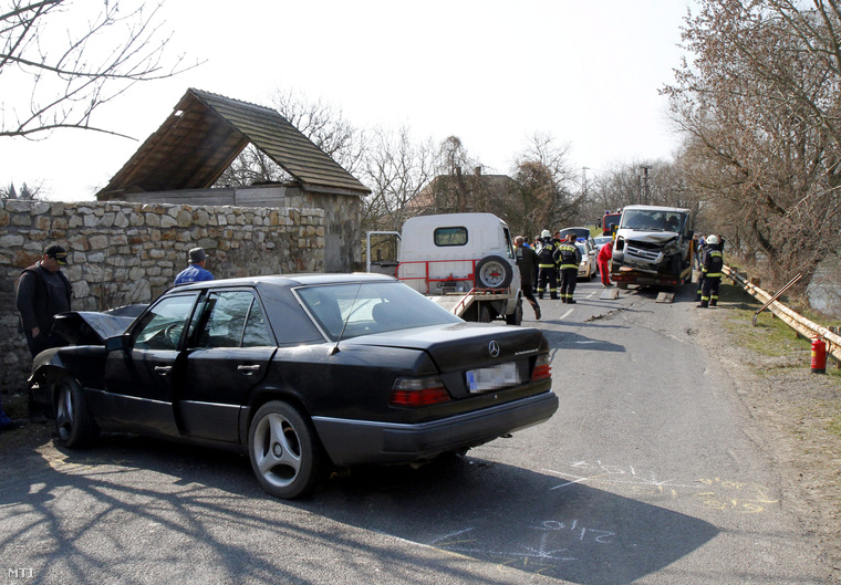Öszetört járművek 2015. március 21-én Gibártnál ahol egy gyerekeket szállító kisbusz személyautóval ütközött.