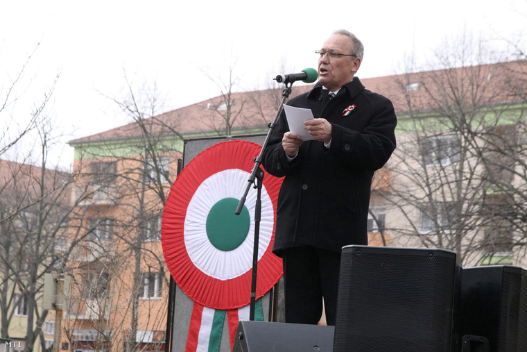 Pad Ferenc országgyűlési képviselőjelölt beszél az MSZP ajkai megemlékezésén 2015. március 15-én.