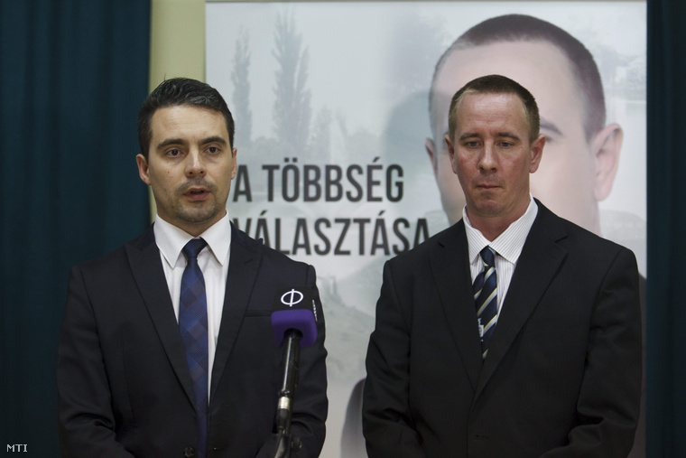 Vona Gábor a Jobbik elnöke és Rig Lajos a párt április 12-i időközi országgyűlési választáson induló képviselőjelöltje a Lesenceistvándon tartott sajtótájékoztatón 2015. március 19-én.