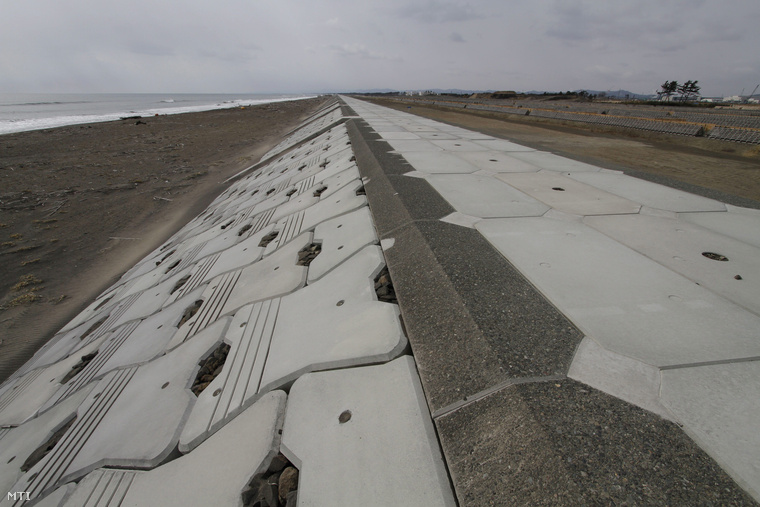 72  méter magas beton védőfal az északkelet-japáni Mijagi prefektúrában fekvő Ivanuma tengerpartján 2015. március 13-án.