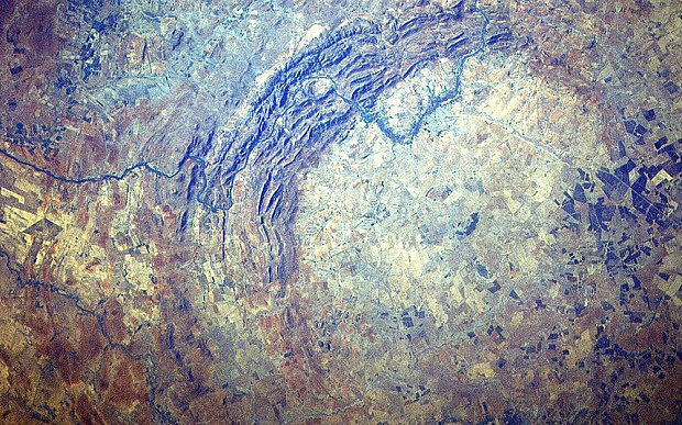 Az eddigi ismert legnagyobb becsapódási helyszín, a 160 kilométer átmérőjű Vredefort kráter Dél-Afrikában.