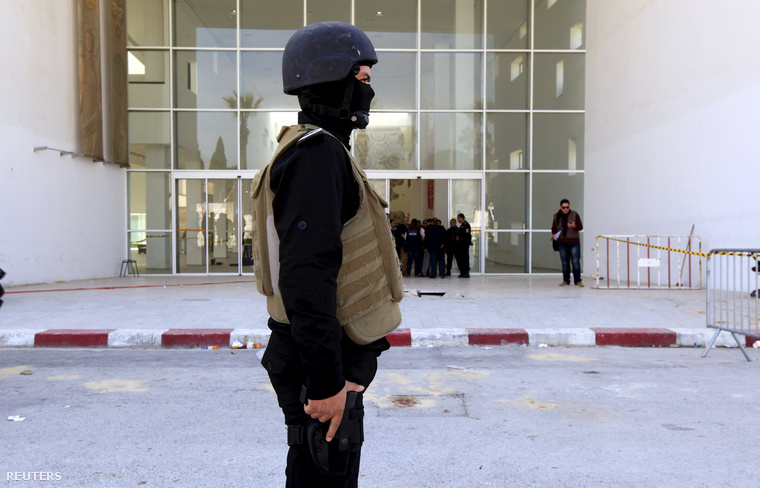 Rendőr áll a Bardo Múzeum bejárata előtt, 2015. március 19-én.