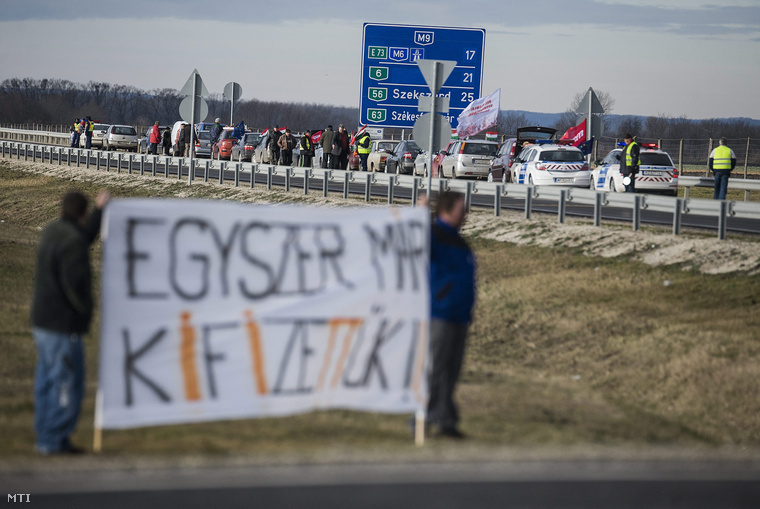 Az MSZP Bács-Kiskun Megyei Területi Szövetségének forgalomlassító demonstrációja és félpályás útlezárása az M9-es autóút fizetőssé tétele miatt Dusnok közelében, 2015. január 12-én