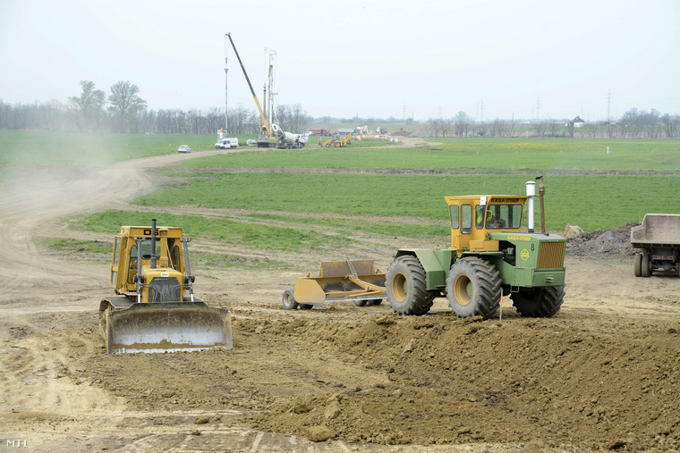 Feltáróút építésén dolgoznak munkagépek az épülő M4-es autópálya kitűzött nyomvonalán Szolnok határában 2014. április 4-én