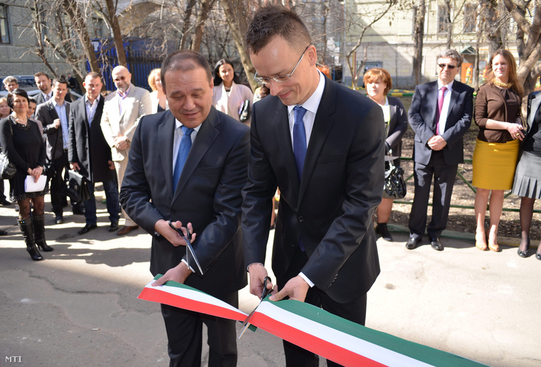Szijjártó Péter és Tarsoly Csaba a Quaestor Csoport elnök-vezérigazgatója megnyitja a magyar kereskedőházat Moszkvában 2013. április 22-én amelyet a magyar állam a Quaestor Csoporttal együttműködve hozott létre.