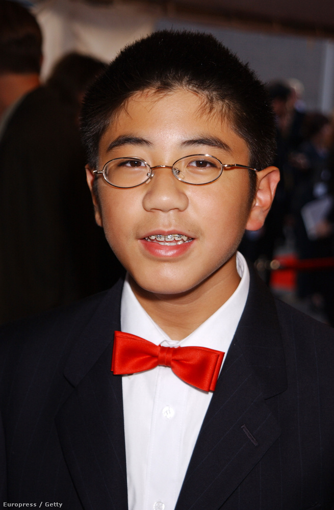 Robert TsaiTsai volt az iskolai rockzenekar billentyűse, 13 éves volt, amikor a filmet forgatták.