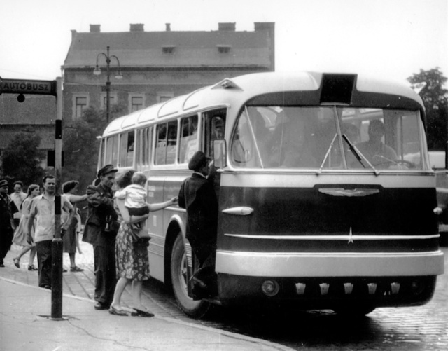 Próbaútra indul a GF-100-as a Moszkva térről 1955 júliusában. A rendszám és a viszonylatjelzés még hiányzik
                        