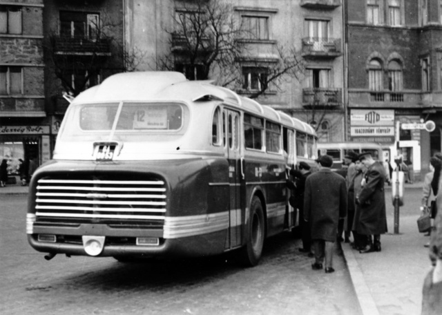 A Moszkva térről 1959. március 21-én elsőként induló GA-08-53-as kocsi utasai itt még szabályosan a középső ajtót használják a felszállásra