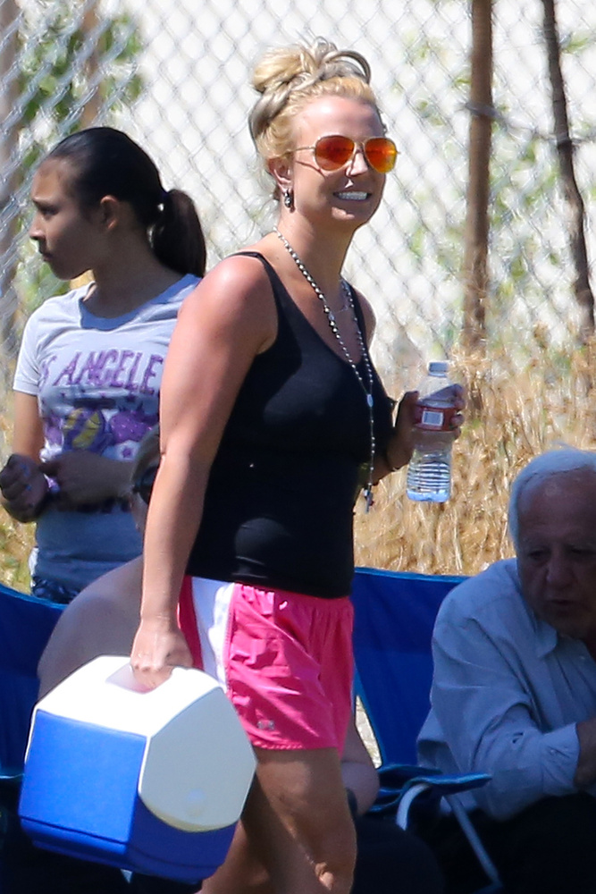 Britney Spears nagyon boldog, legyen ön is az! Persze volt apropó, a fia focimeccsén szurkolt