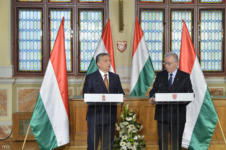 Orbán Viktor miniszterelnök és Fodor Tamás (Fidesz-KDNP) polgármester sajtótájékoztatót tart a soproni városházán 2015. március 25-én.